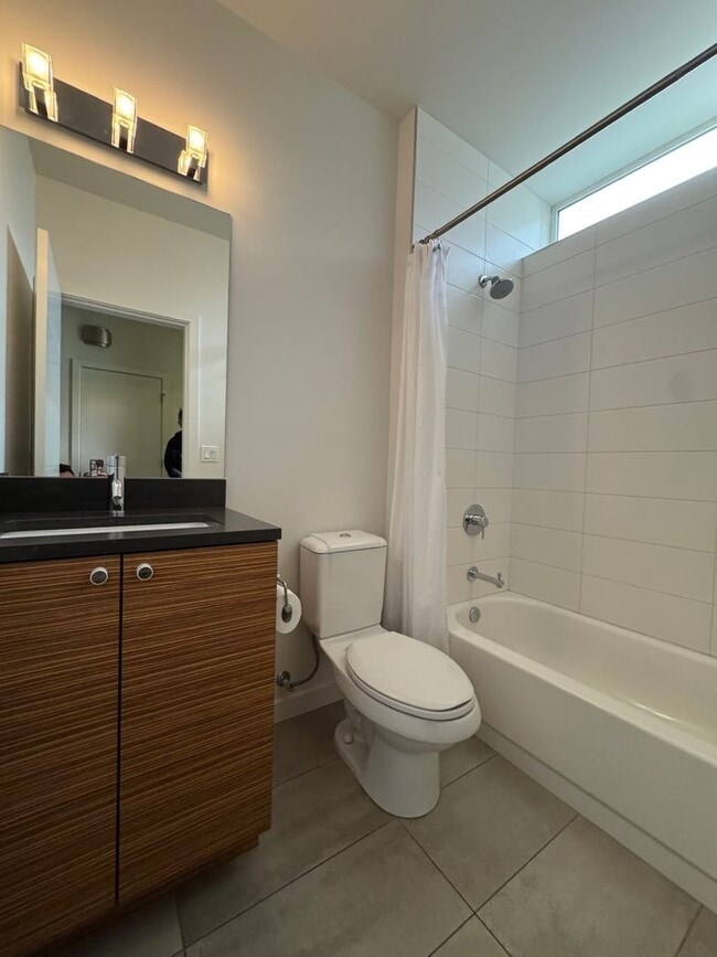 Building Photo - Modern 2 bed 2 bath townhome in Eastlake with panoramic view of Lake Union