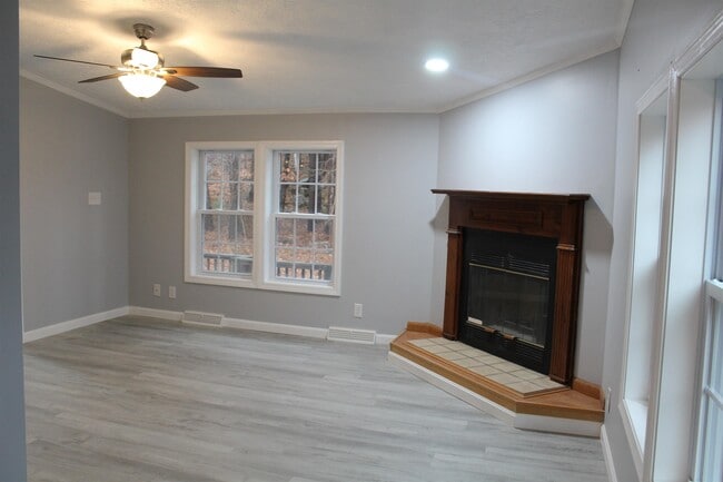 Building Photo - 6 Laura Ln