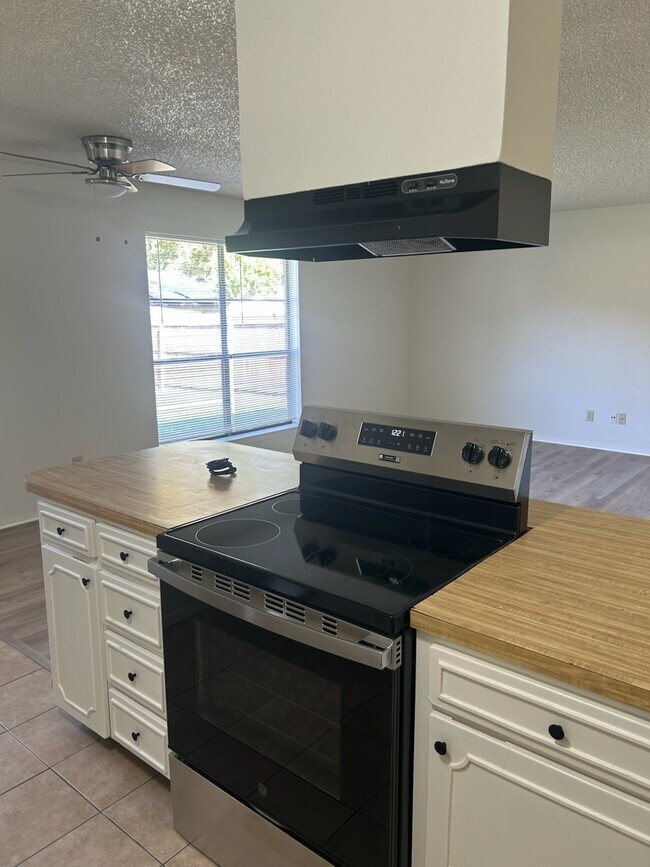 Building Photo - 420 Fox Dr