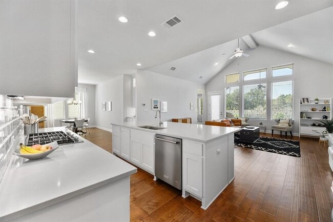 Building Photo - 304 Gulfton St