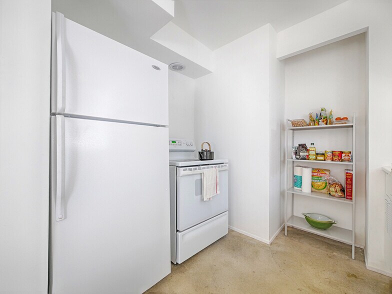 Building Photo - 277 East Racquet Club Road