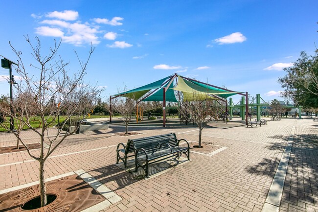 Building Photo - 837 Font-