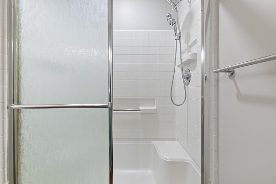 Hall Bathroom - 1129 Landsdowne Dr