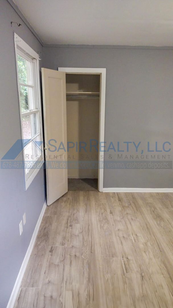 Building Photo - Charming 3-Bedroom Home - Move in by 12/15...