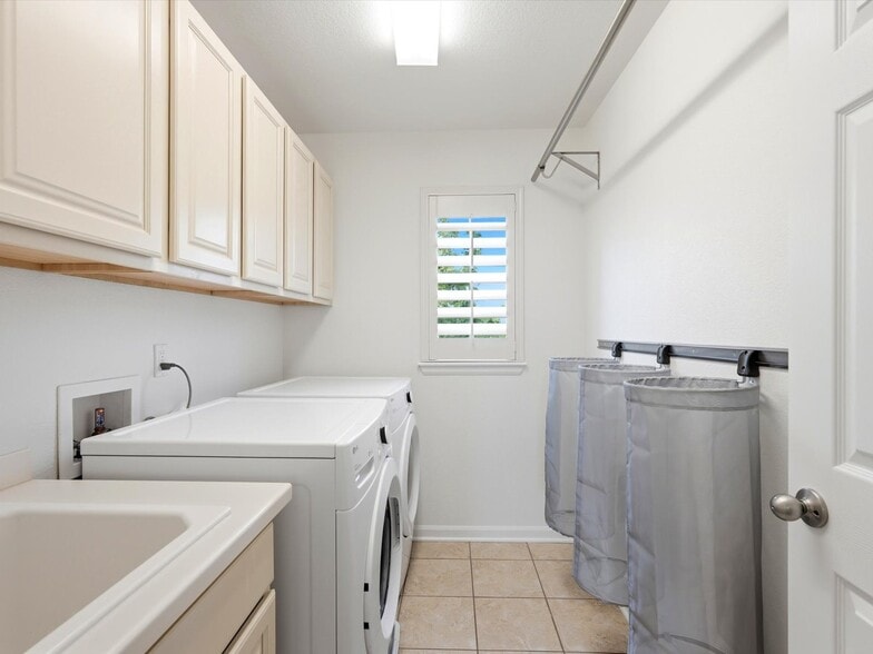 Building Photo - 690 Tiger Lily Way