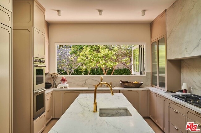 Building Photo - 1865 Loma Vista Dr