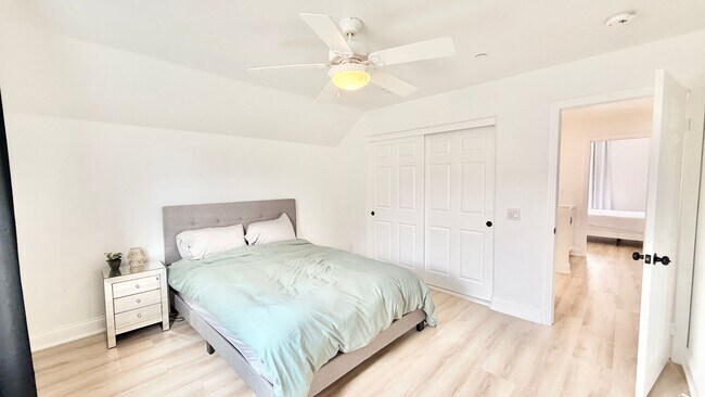 Building Photo - 563 Poets Square