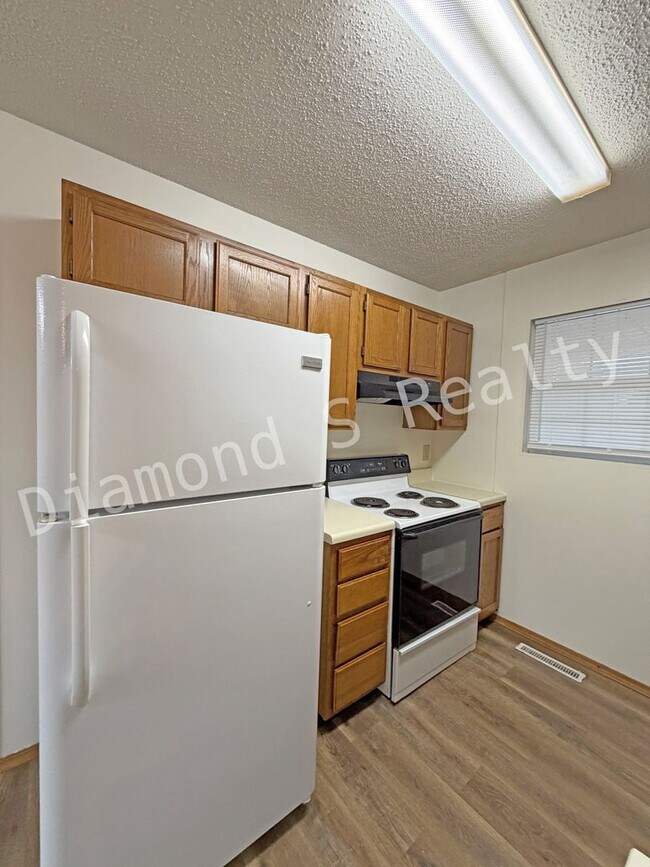 Building Photo - 3 Bed / 1.5 Bath Home - Great South Spring...