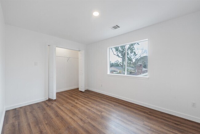 Building Photo - 11703 N Perry Ave