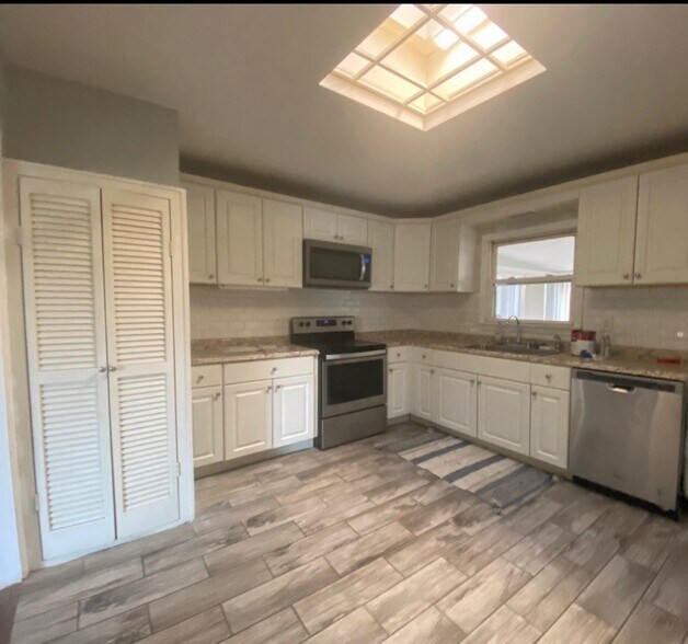 Building Photo - 3 Collier Dr W