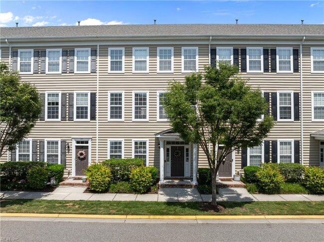 Primary Photo - 3 Story Townhouse-style Condo Near Town Ce...