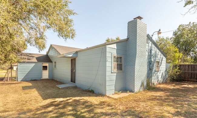 Building Photo - 3 bed 2 bath 1 car garage. 2 living rooms!