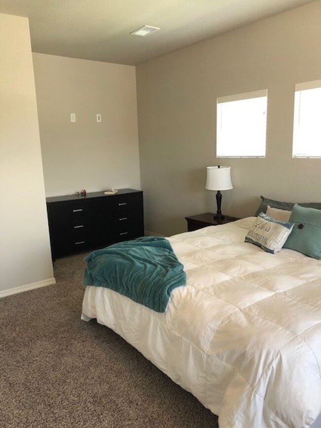 Building Photo - Beautiful 3 bed, 3 bath Townhome in West W...