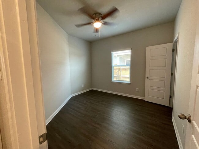 Building Photo - Luxury 3/2 Duplex in Seguin, Texas (Navarro ISD)