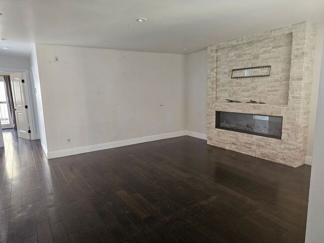 Building Photo - BAYVIEW BEAUTY - Renovated 2 Bed/2 Bath Un...