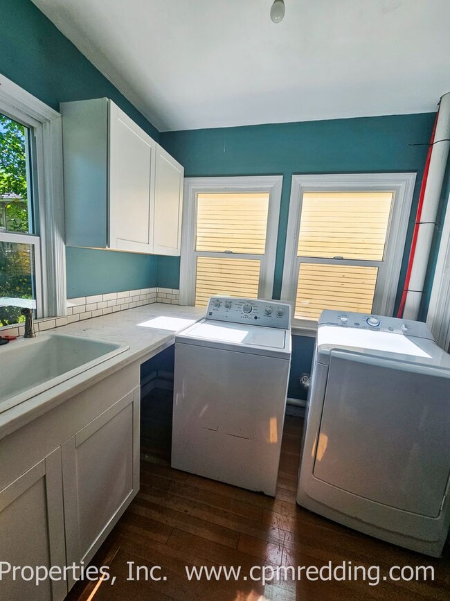 Building Photo - Downtown 3-Bedroom with Old World Charm and Modern Amenities!