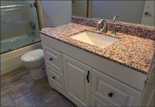 Building Photo - Lovely spacious home, dual levels, Cuperti...