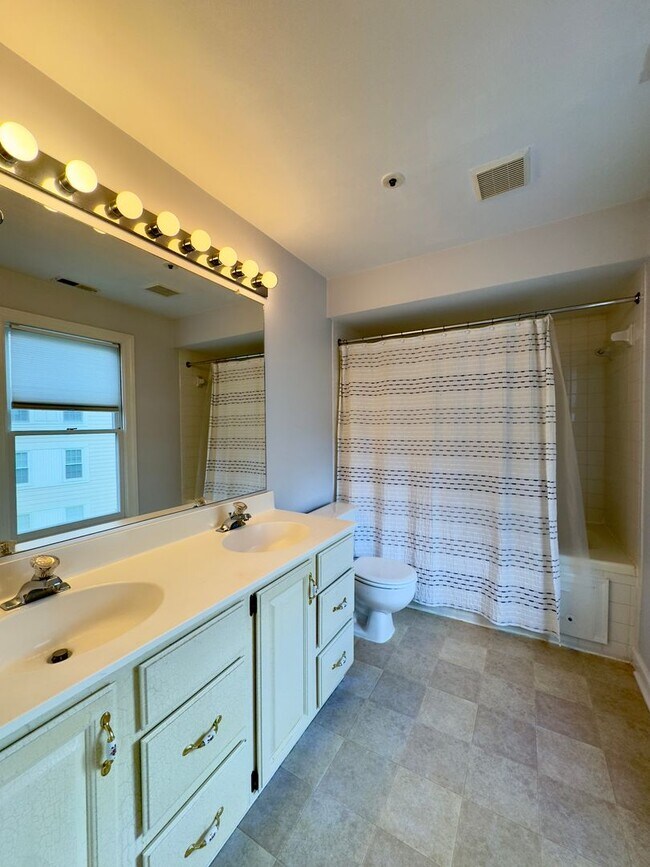 Building Photo - Charming 2 Bedroom/2 Bathroom Apartment in...