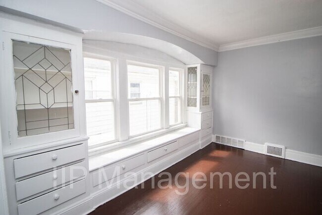Building Photo - Charming and Refinished 2 Bedroom in Cleve...