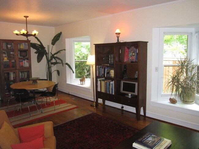Building Photo - Charming Three Bedroom Home