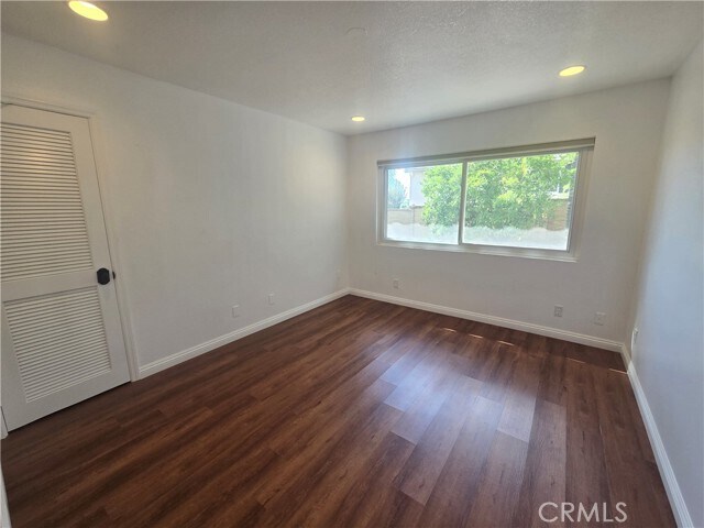 Building Photo - 9388 Valley View St