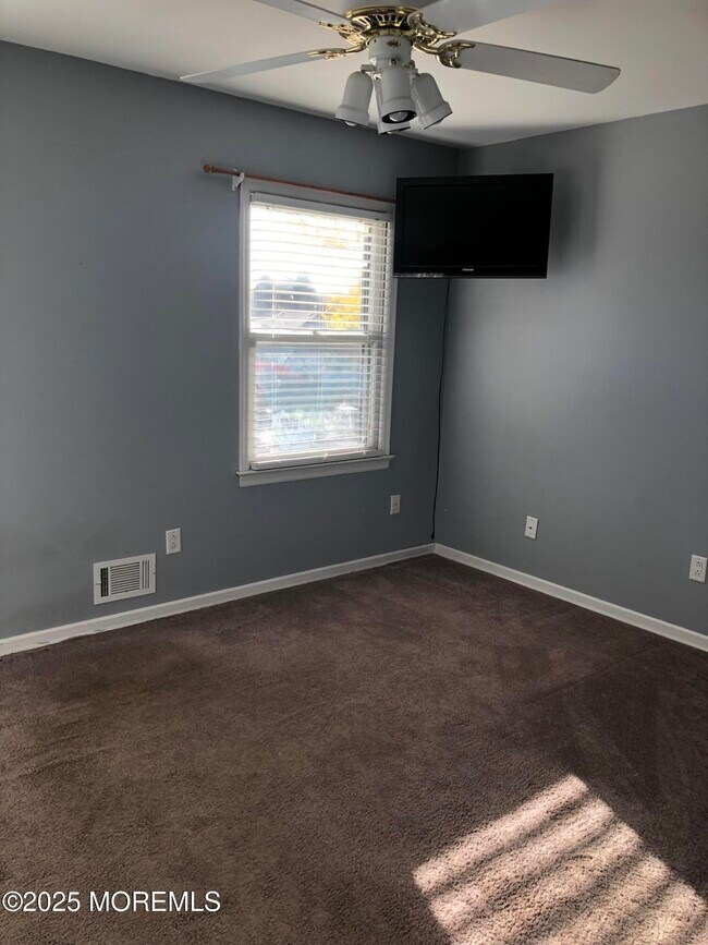 Building Photo - 683 Princess Ct