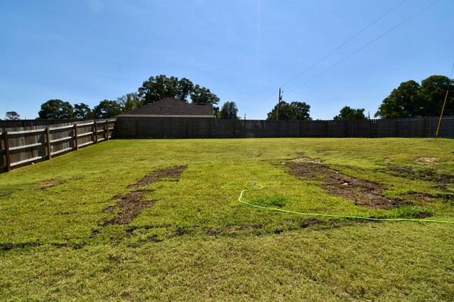 Building Photo - 3 Bedroom, 2 Bath Home in Choudrant!