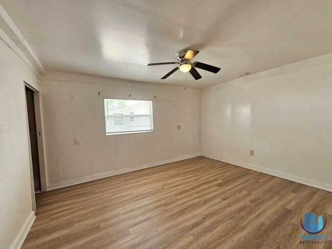 Building Photo - Spacious 3 Bedroom, 2 Bath home with a 2 CAR Carport near down St. Petersburg *Available Now*