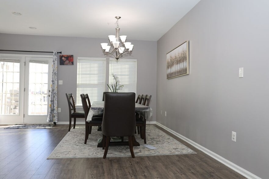 Building Photo - 5825 Rochefort St