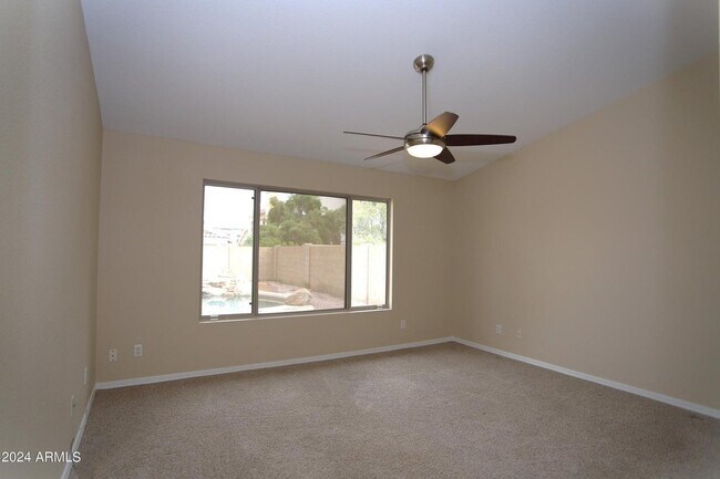 Building Photo - 1130 W Raven Dr