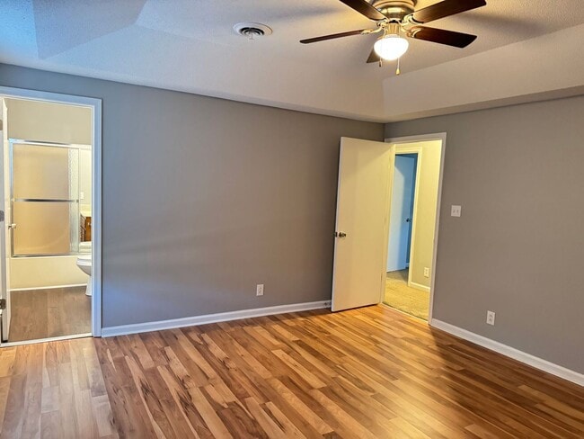 Building Photo - Centrally Located in St. B! 3 Bedrooms and 2.5 Baths! Fenced Backyard! Short term lease available!