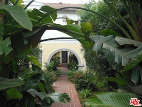 Building Photo - 9066 Shoreham Dr