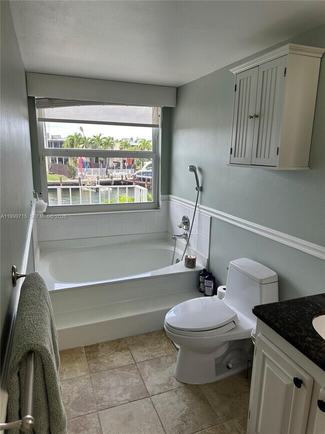 Building Photo - 925 NE 26th Ave