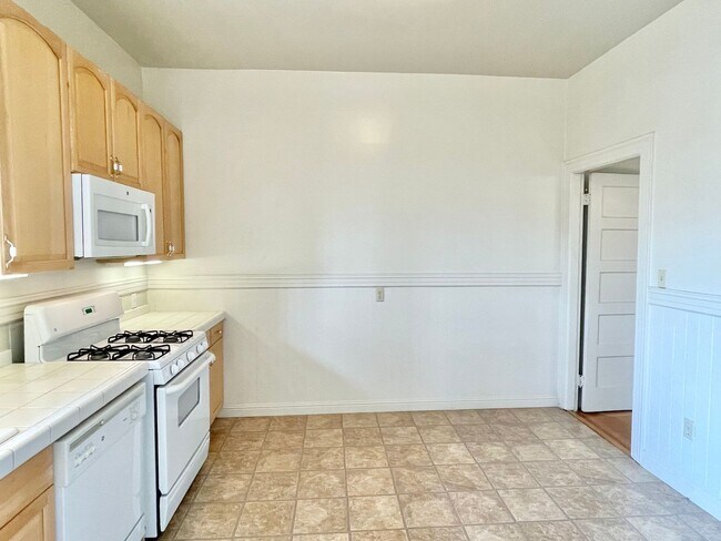 Building Photo - Spacious Studio in the heart of Pacific Heights!  Bonus room!  Laundry! PROGRESSIVE