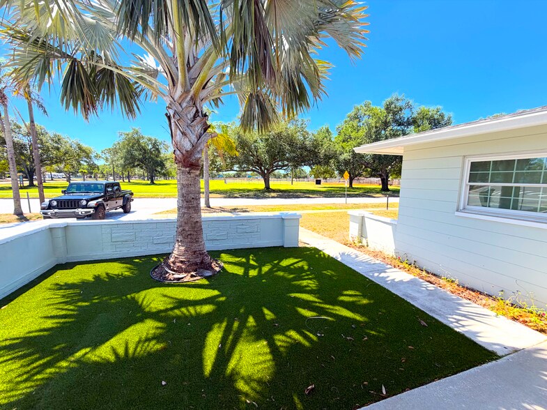 Building Photo - 5813 26th Ave N