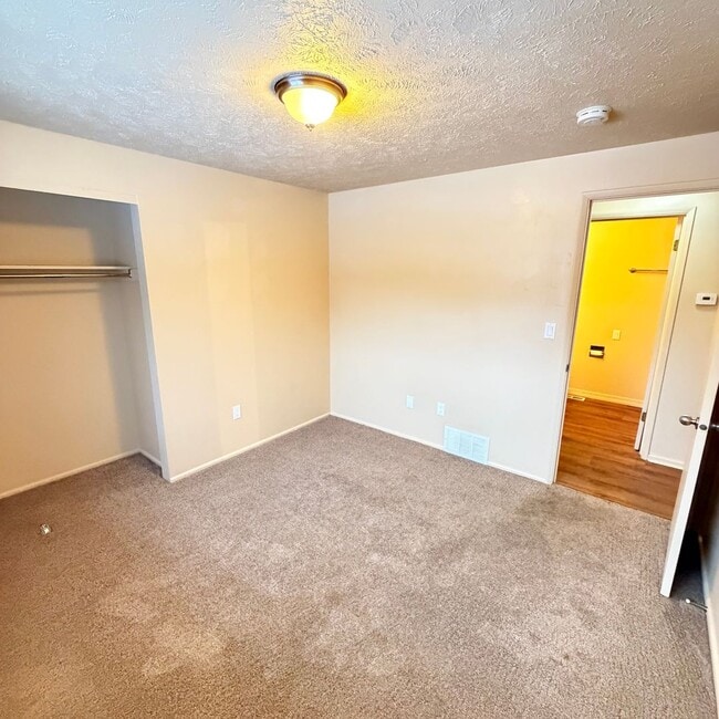 Building Photo - 906 Summit Dr