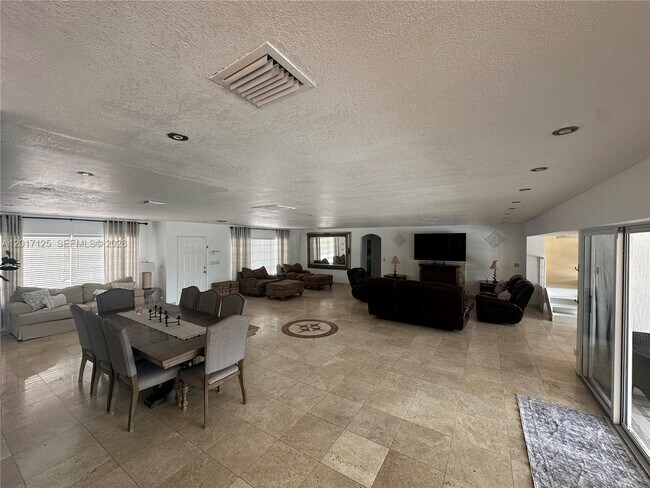 Building Photo - 2908 Bayview Dr