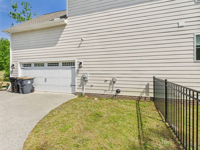 Building Photo - Stunning 5 Bedroom 4.5 Bathroom Located in...