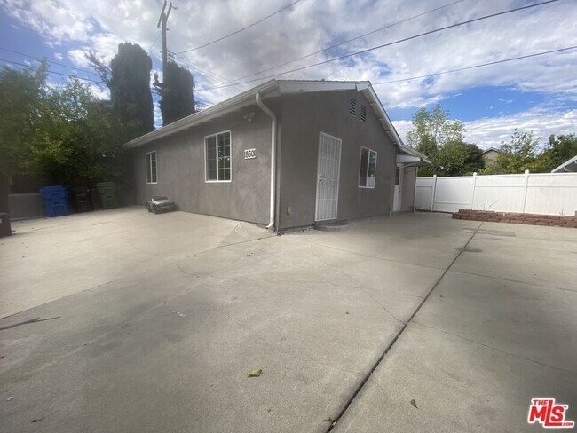 Building Photo - 18601 Hiawatha St