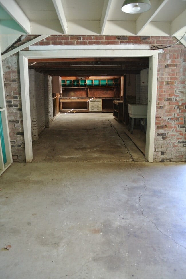 Building Photo - **COMING SOON!!** Spacious 2 Bedroom, 1 Bathroom Home near Convenient Old Town Pittsburg