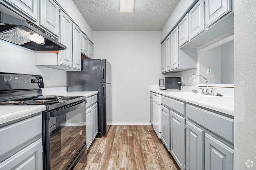 2BR, 2BA - 1229SF - Kitchen - Indigo Apartments