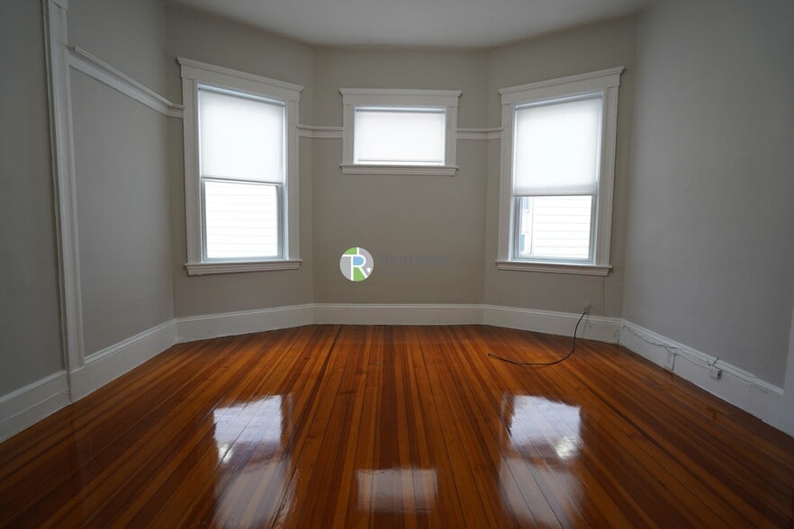 Building Photo - 19 Roseclair St