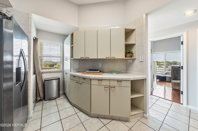 Building Photo - 75 Comares Ave