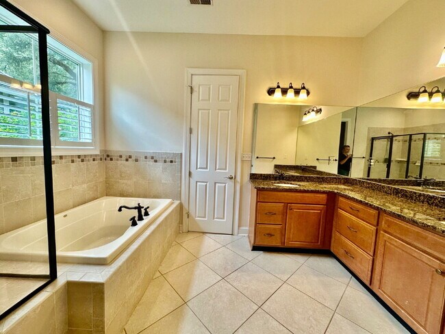 Building Photo - Beautifully Maintained Three Bedroom Home ...