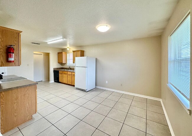 Building Photo - 4 Bedroom 2 Bath - Convenient Location