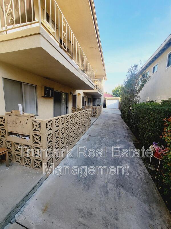 Building Photo - 4401 Clayton Ave W