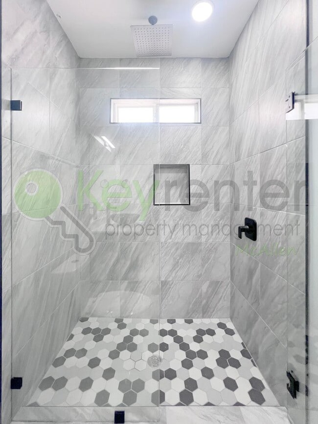 Building Photo - 913 N Woodson Ave