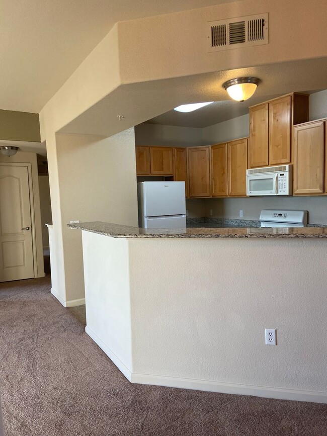 Building Photo - Gated 2 Bdrm, 2 Bath Condo in Folsom Madro...