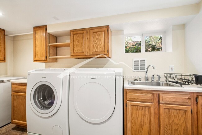 Building Photo - Beautiful Home With Central A/C and Enclosed Backyard