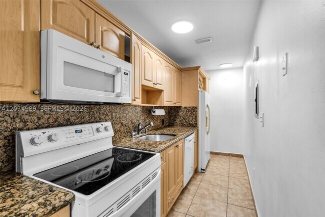 Building Photo - 627 W 68th St